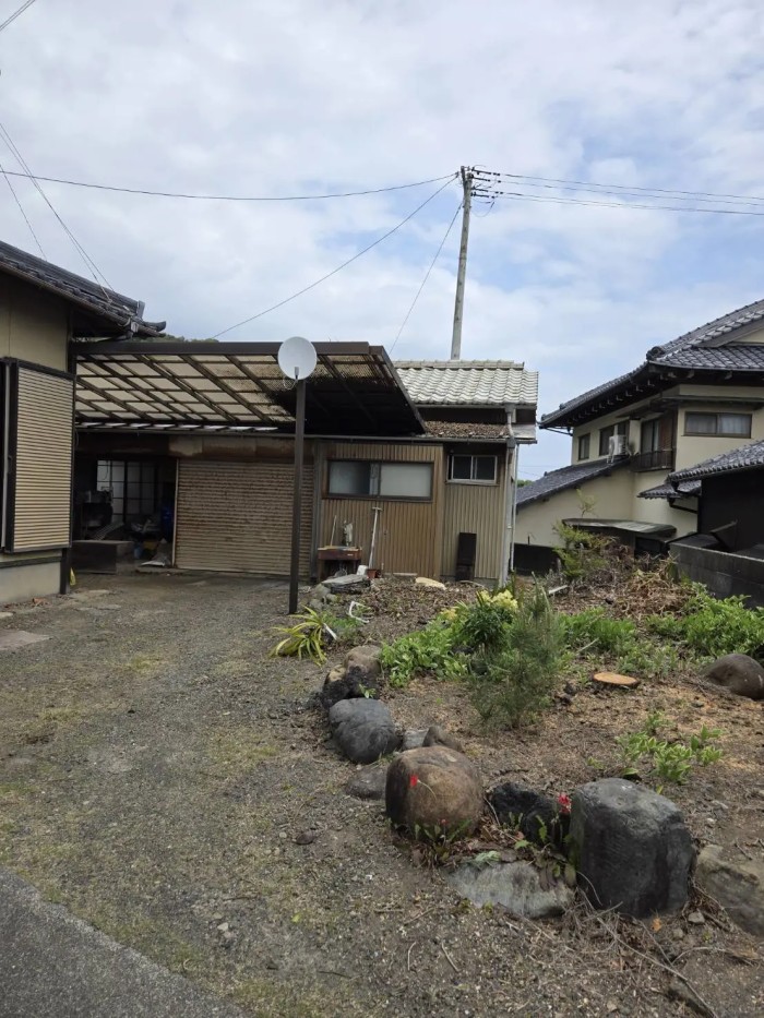 泉南市でテラス屋根にかかったモチノキを伐採｜狭い場所の特殊伐採ならアイ・グリーン企画 - After